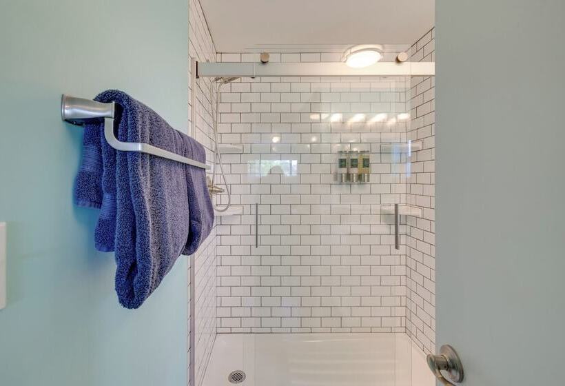 House W/ Hot Tub & Deck   Walk To Seaside Beach!