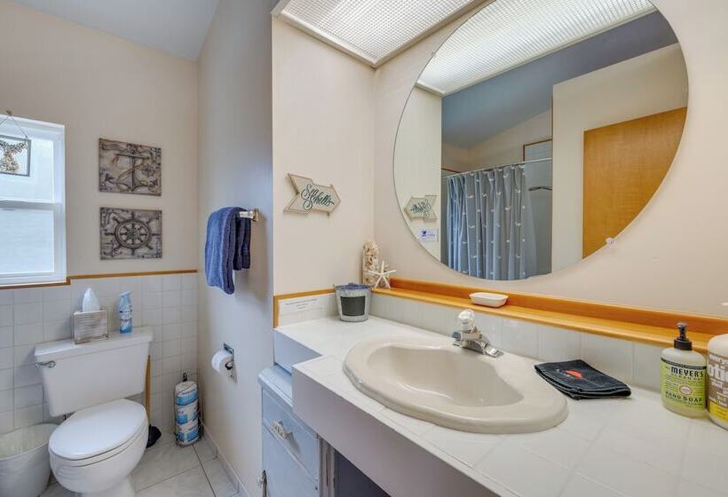 House W/ Hot Tub & Deck   Walk To Seaside Beach!