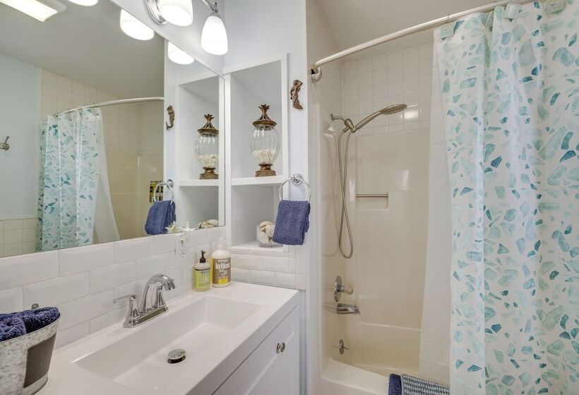 House W/ Hot Tub & Deck   Walk To Seaside Beach!