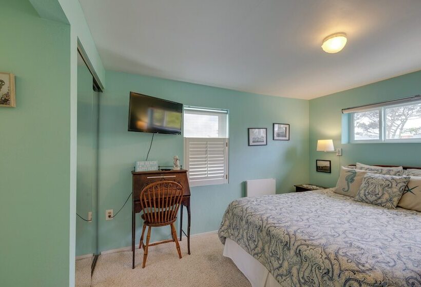 House W/ Hot Tub & Deck   Walk To Seaside Beach!