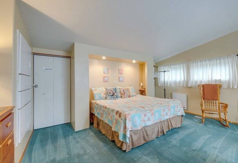 House W/ Hot Tub & Deck   Walk To Seaside Beach!