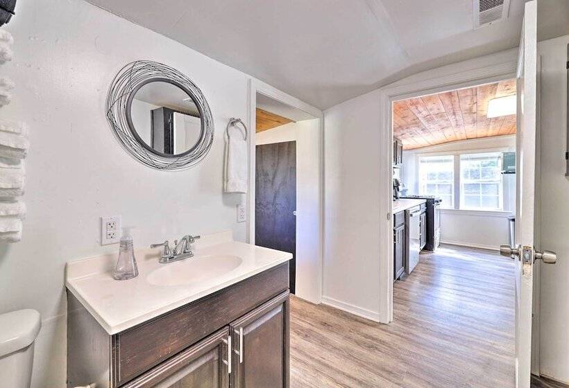 Idyllic Fayetteville Home   Walk To Ua Campus!