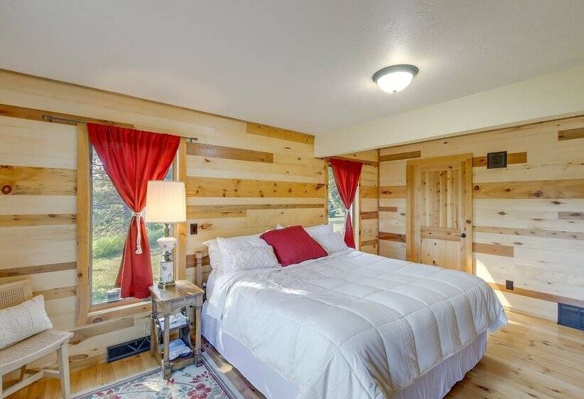 Idyllic Sturgeon Bay Cabin W/ Fire Pit + View