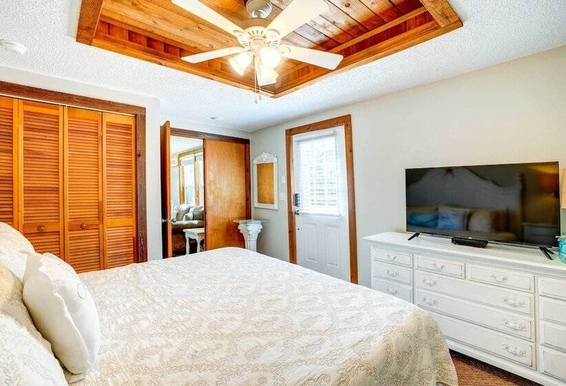 Indian Rocks Beach Cottage, Walk To Beach!