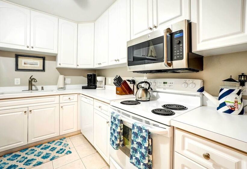 Indian Rocks Beach Cottage, Walk To Beach!