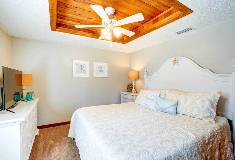 Indian Rocks Beach Cottage, Walk To Beach!