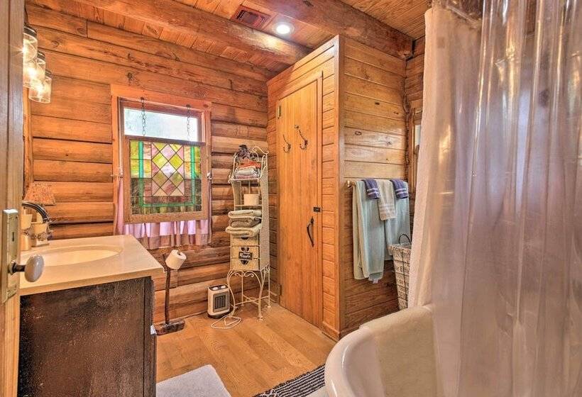 Inn The Woods  Family Cabin W/ Hot Tub & Fire Pit