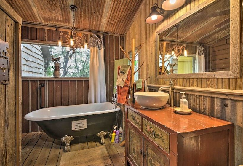 Inn The Woods  Family Cabin W/ Hot Tub & Fire Pit