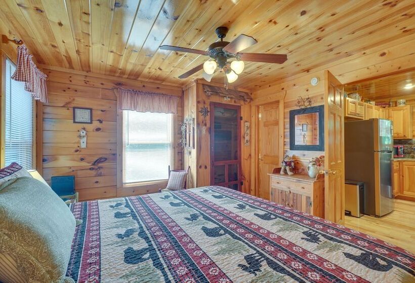 Family Cabin W/ Private Hot Tub & Game Room!