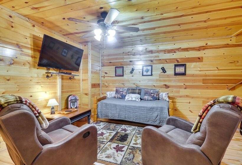 Family Cabin W/ Private Hot Tub & Game Room!