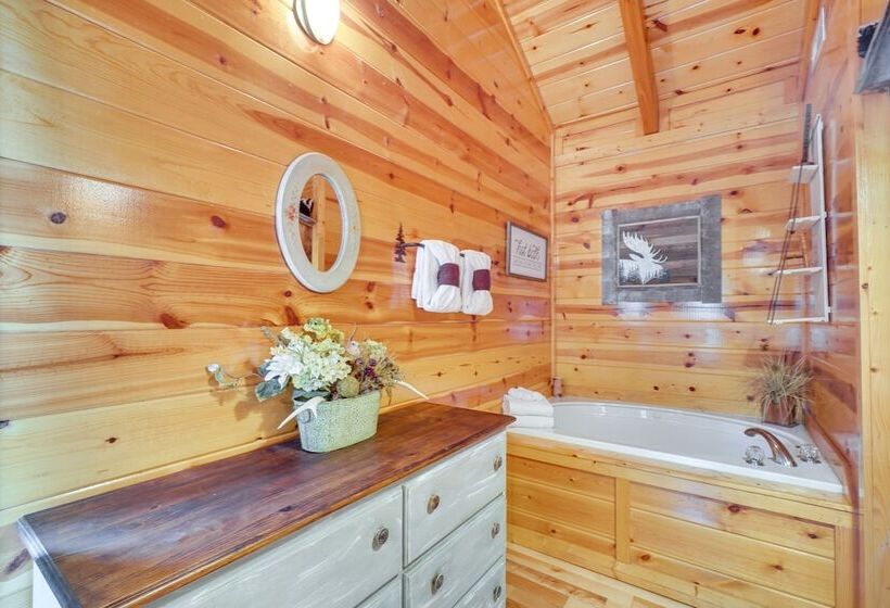 Family Cabin W/ Private Hot Tub & Game Room!