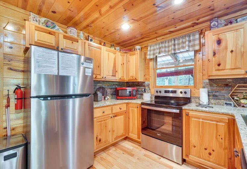 Family Cabin W/ Private Hot Tub & Game Room!