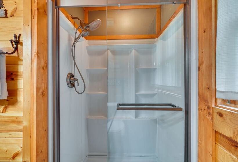 Family Cabin W/ Private Hot Tub & Game Room!