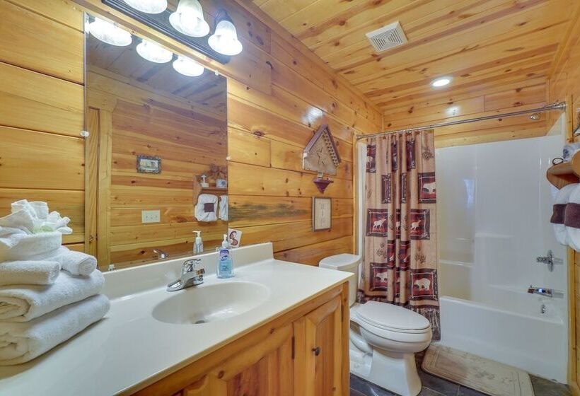 Family Cabin W/ Private Hot Tub & Game Room!