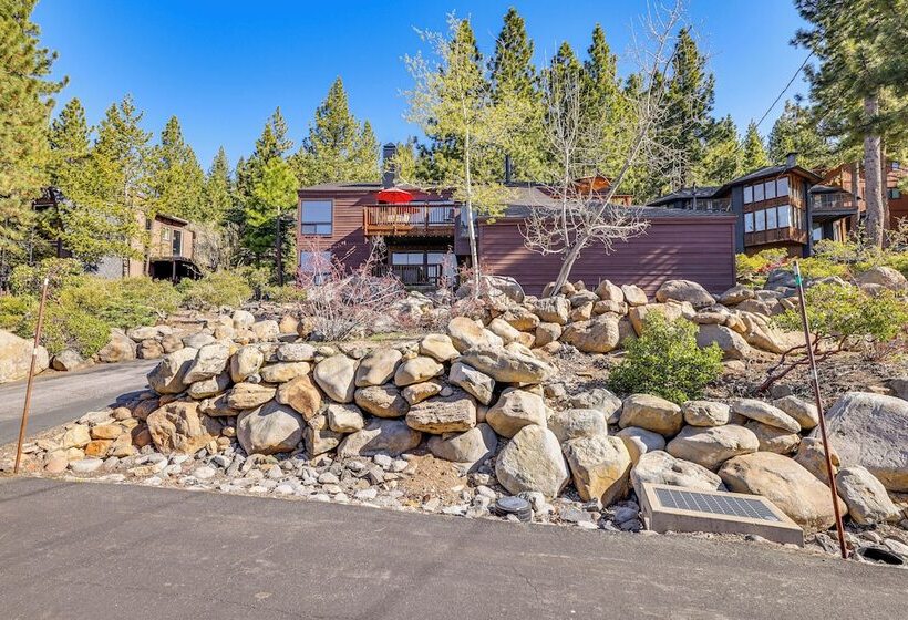Lake Tahoe Home W/ Hot Tub: 10 Mi To Palisades Ski