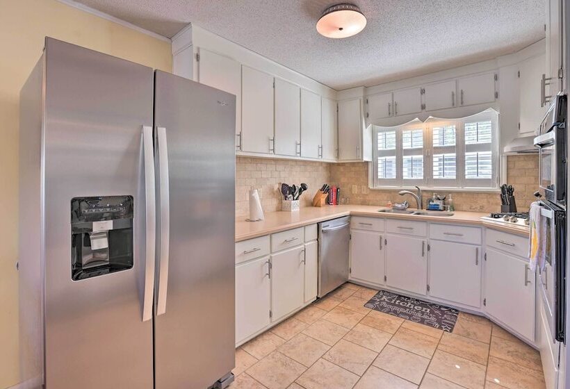 Lakefront Abode W/ Dock ~ 15 Mi To Talladega!