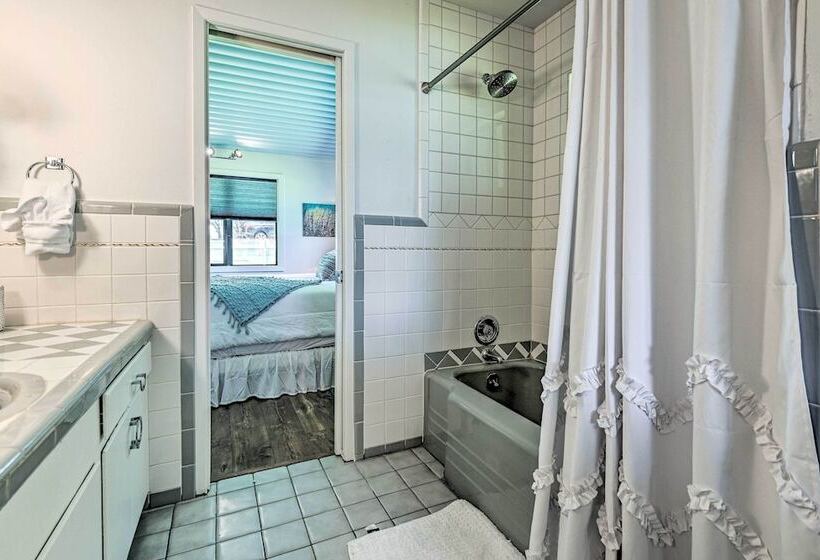 Lakefront Brownwood Home W/ Private Boat Dock