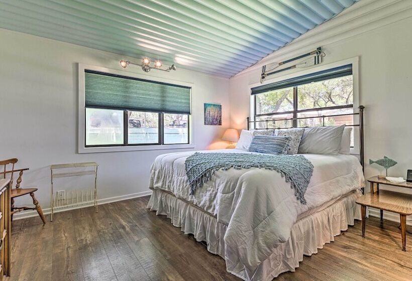 Lakefront Brownwood Home W/ Private Boat Dock