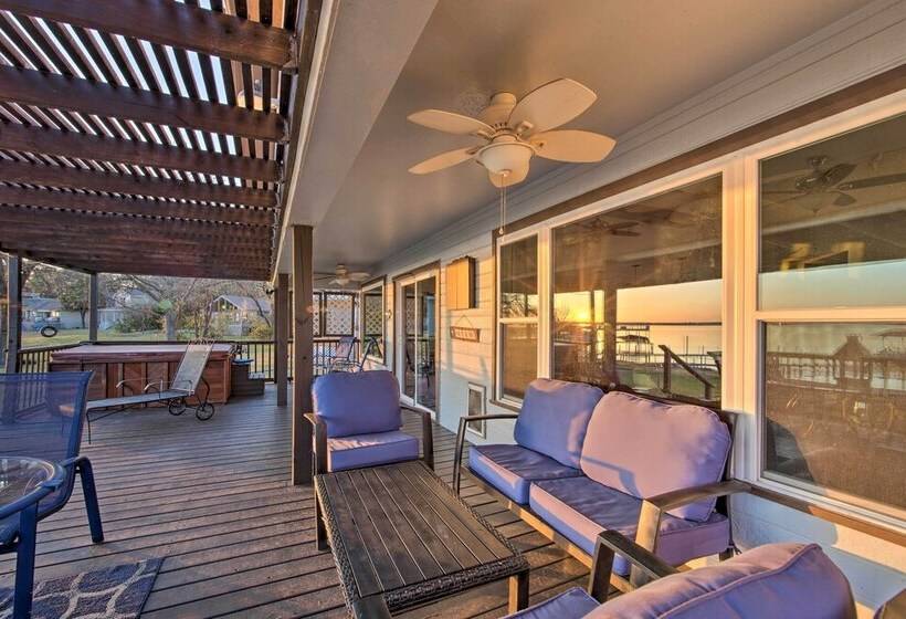 Gun Barrel City Home W/ Hot Tub!