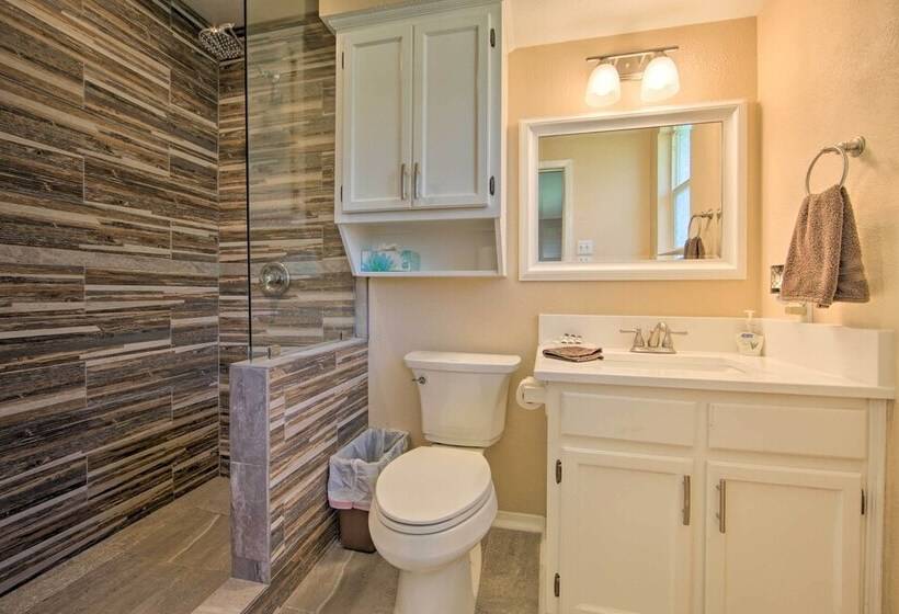 Gun Barrel City Home W/ Hot Tub!