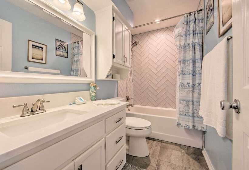 Gun Barrel City Home W/ Hot Tub!