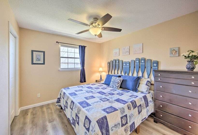 Gun Barrel City Home W/ Hot Tub!