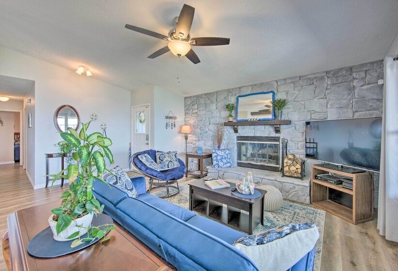 Gun Barrel City Home W/ Hot Tub!