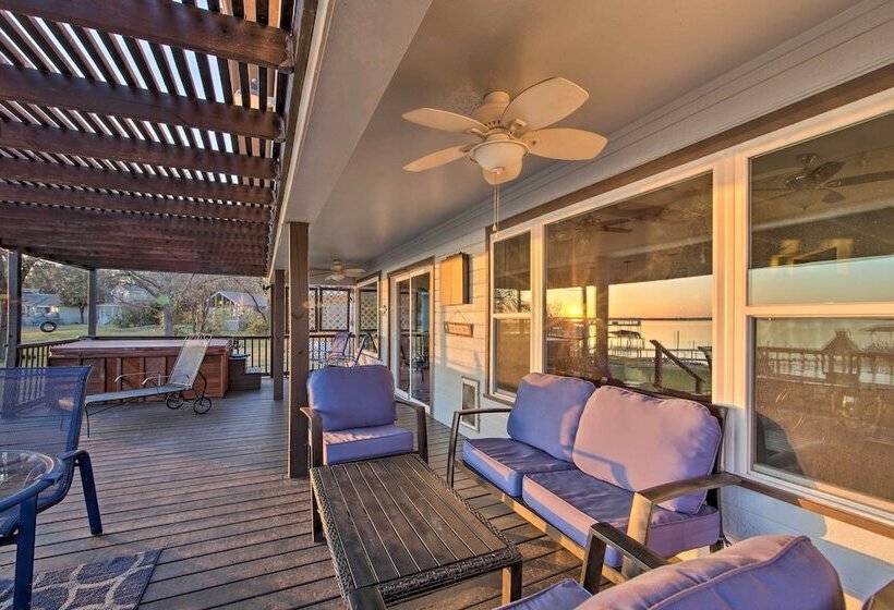Gun Barrel City Home W/ Hot Tub!