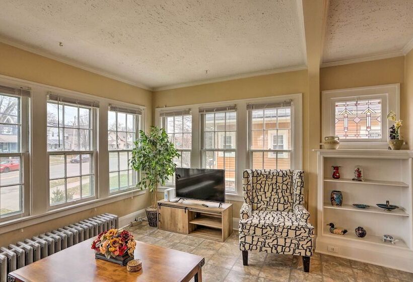 Lakewood Home W/ Yard ~ 8 Mi To Cleveland!