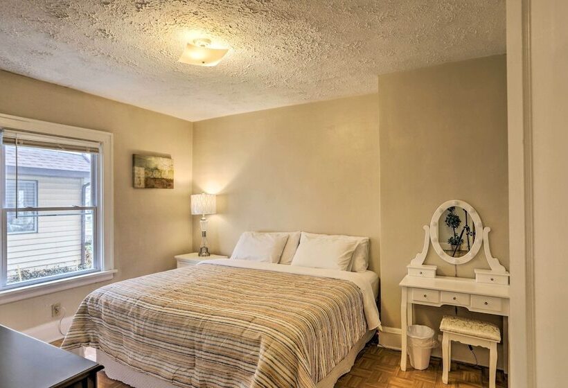 Lakewood Home W/ Yard ~ 8 Mi To Cleveland!