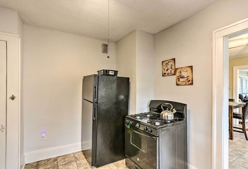 Lakewood Home W/ Yard ~ 8 Mi To Cleveland!