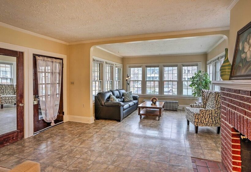 Lakewood Home W/ Yard ~ 8 Mi To Cleveland!