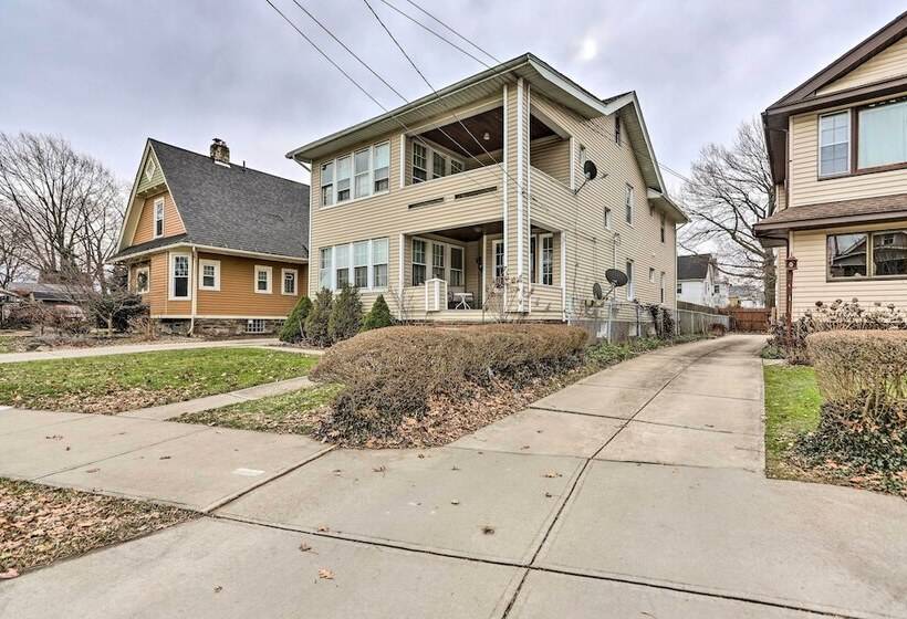 Lakewood Home W/ Yard ~ 8 Mi To Cleveland!