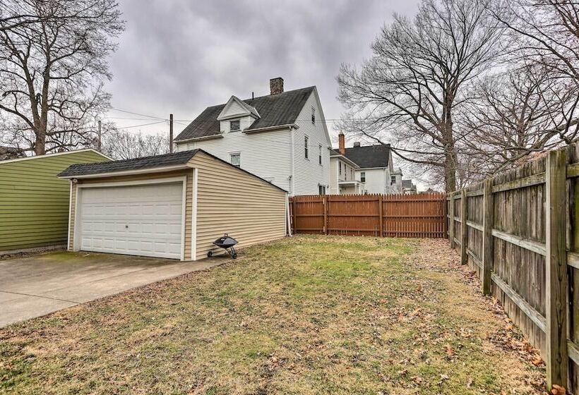 Lakewood Home W/ Yard ~ 8 Mi To Cleveland!