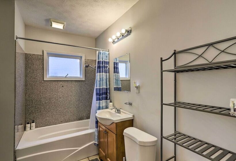 Lakewood Home W/ Yard ~ 8 Mi To Cleveland!