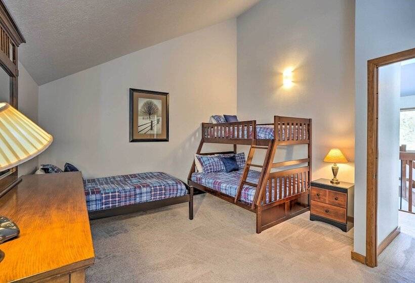 Hot Tub + Deck: Large Sunriver Home Near Skiing