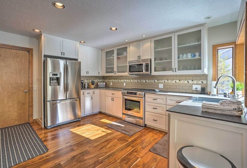 Hot Tub + Deck: Large Sunriver Home Near Skiing