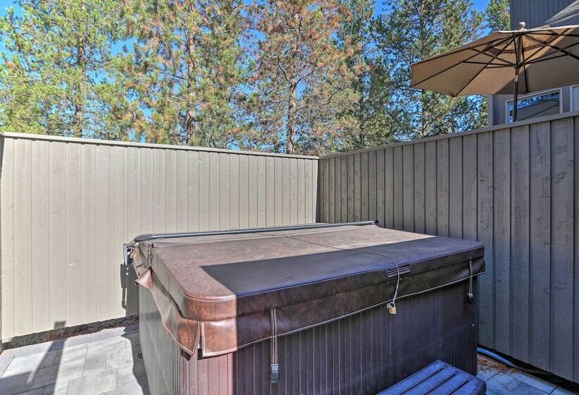 Hot Tub + Deck: Large Sunriver Home Near Skiing