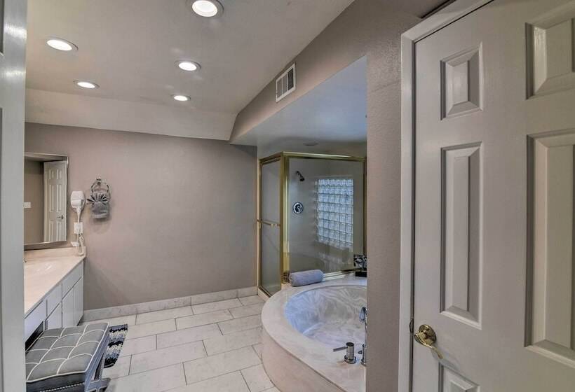 Las Vegas House W/ Pool & Hot Tub 1 Mi To Strip!