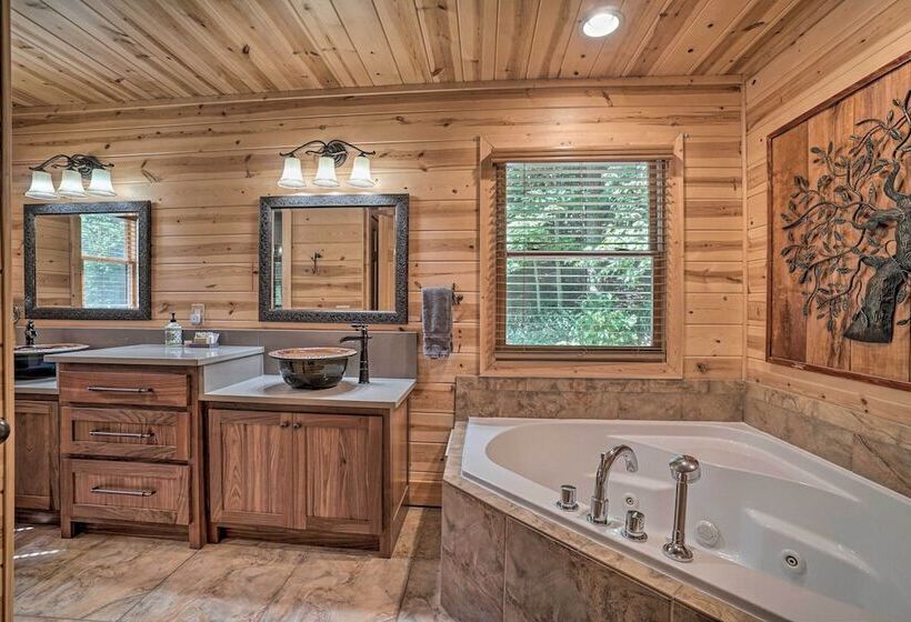 Hayesville Cabin W/ Game Room & Mtn Views!