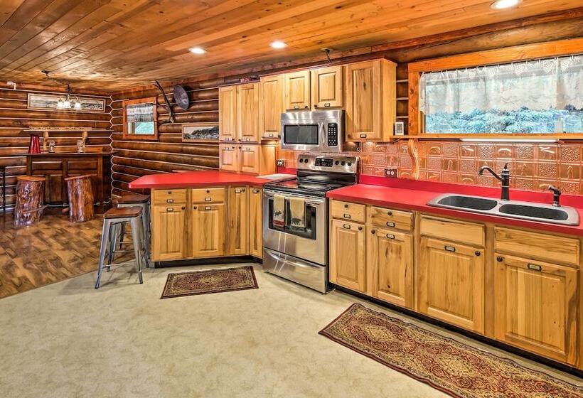 Lodge 88    Steps To Weiner Lake W/ Dock & Boat!