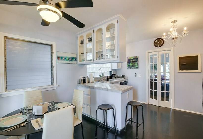 Long Beach Vacation Rental: Walk To Beach & Shops