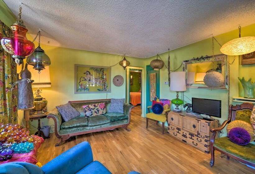 Walk To Olde Town   1940 Vintage Bungalow!