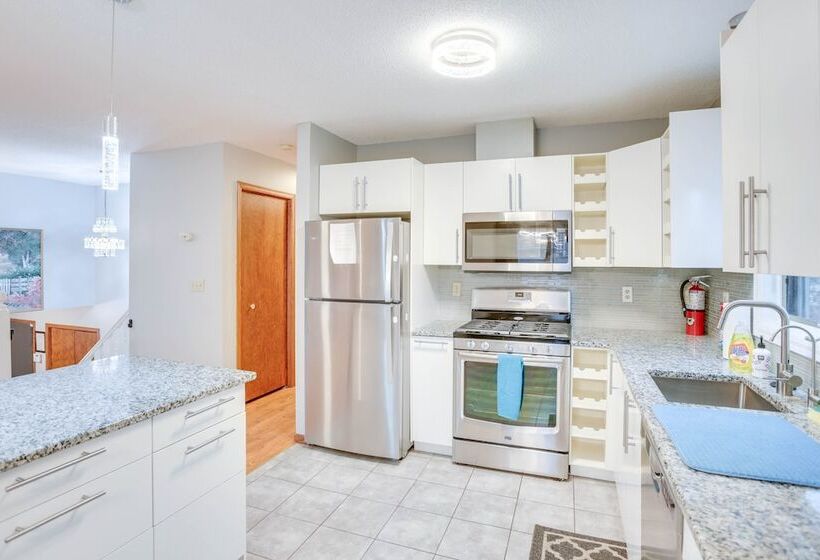 Lovely Minneapolis Home Near Target Field!