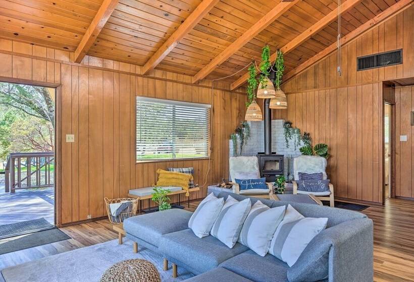 Lovely Oakhurst Cabin W/ Deck & Mtn Views!