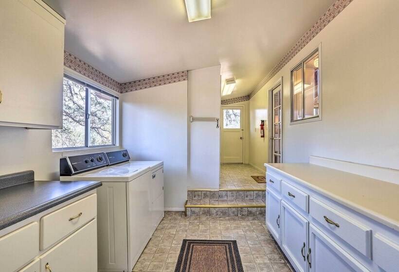 Lovely Oakhurst Cabin W/ Deck & Mtn Views!