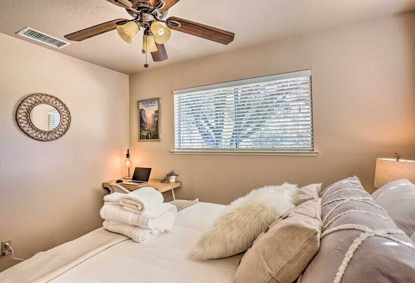 Lovely Oakhurst Cabin W/ Deck & Mtn Views!