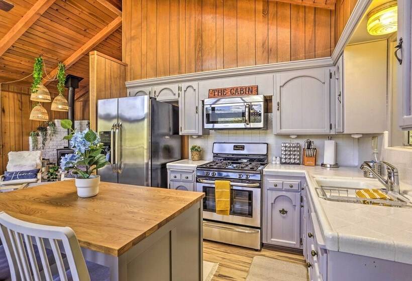 Lovely Oakhurst Cabin W/ Deck & Mtn Views!