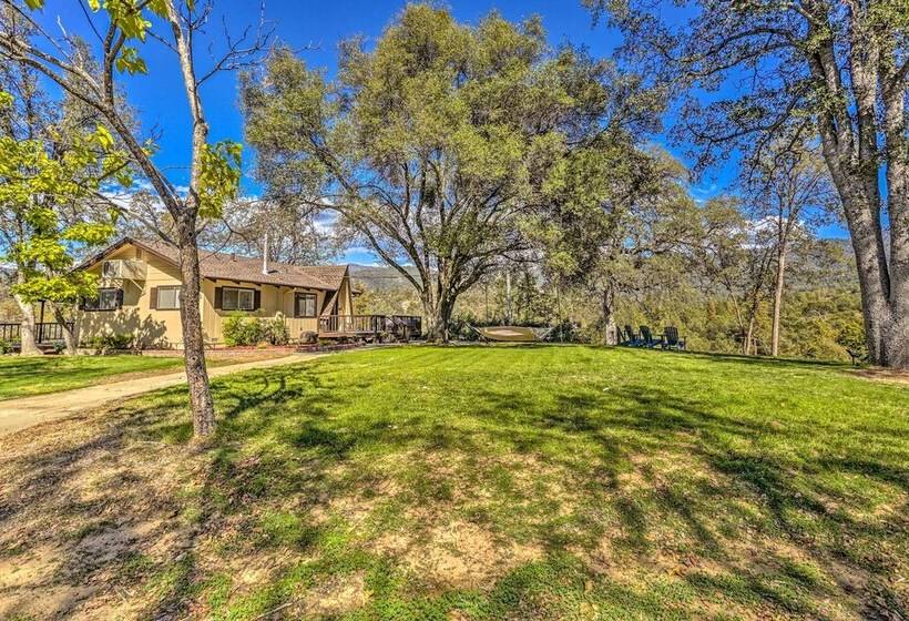 Lovely Oakhurst Cabin W/ Deck & Mtn Views!