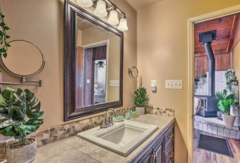 Lovely Oakhurst Cabin W/ Deck & Mtn Views!